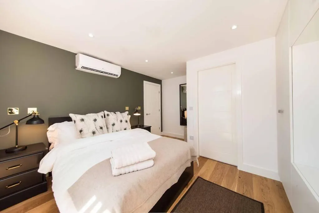 7 Borough Apartments - Spacious 2-Bed, 2-Bath In Prime Location London 0*,