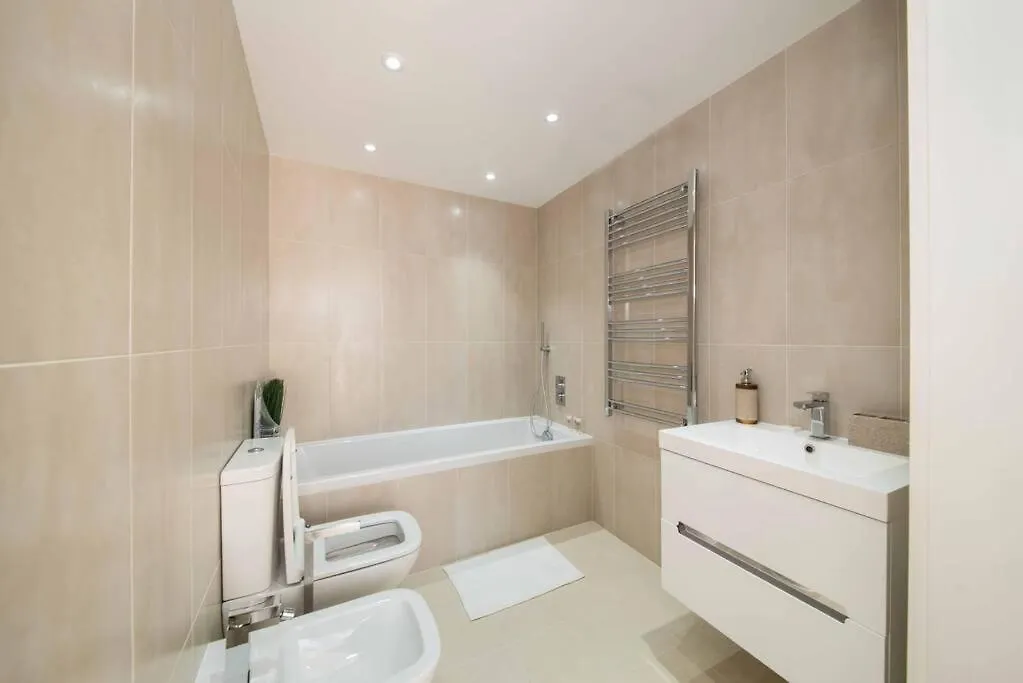 7 Borough Apartments - Spacious 2-Bed, 2-Bath In Prime Location London