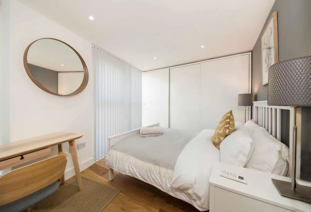 7 Borough Apartments - Spacious 2-Bed, 2-Bath In Prime Location London